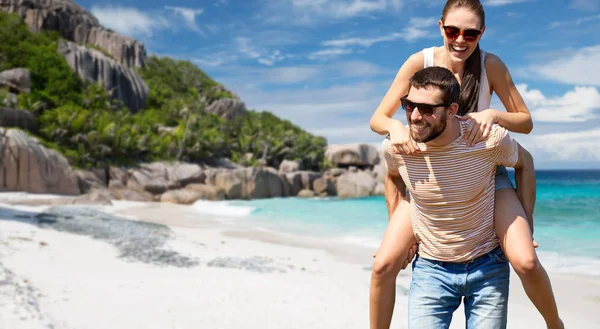 Feliz pareja divirtiéndose seychelles isla — Foto de Stock