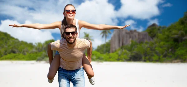 Lyckligt par att ha kul på Seychellerna ö — Stockfoto