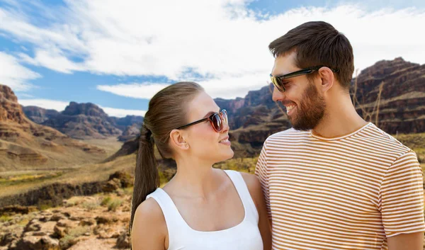 Casal em óculos de sol no verão sobre grande desfiladeiro — Fotografia de Stock