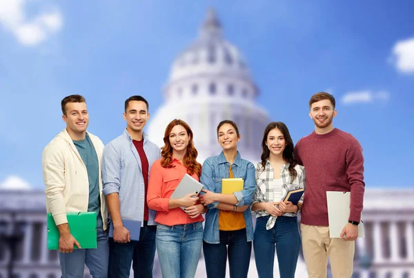 Grupp leende studenter över capitol byggnaden — Stockfoto