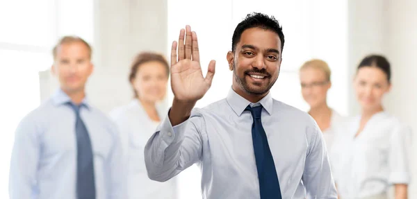 Uomo d'affari indiano facendo alto cinque gesto — Foto Stock