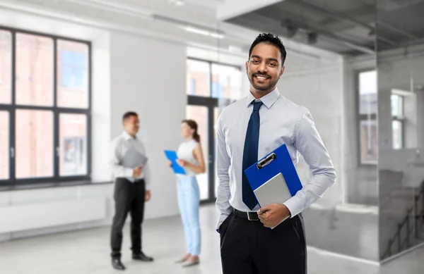 Indischer Geschäftsmann oder Makler im leeren Büroraum — Stockfoto