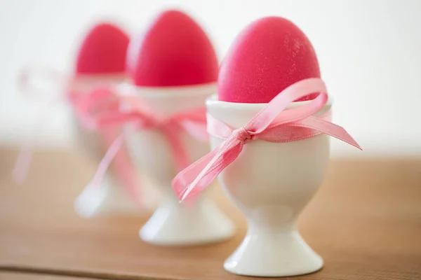 Tablo sahipleri pembe renkli yumurta — Stok fotoğraf
