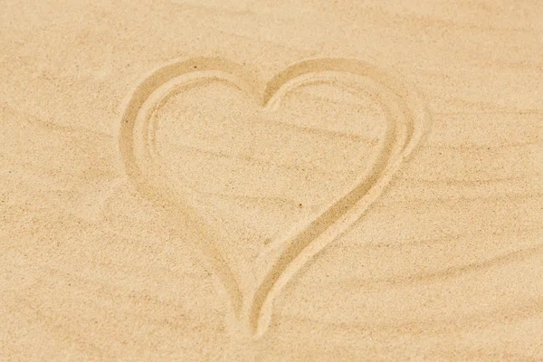 Kép a szív a homok a nyári strand — Stock Fotó