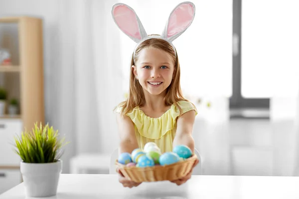 Happy girl with colored easter eggs at home — Stock Photo, Image