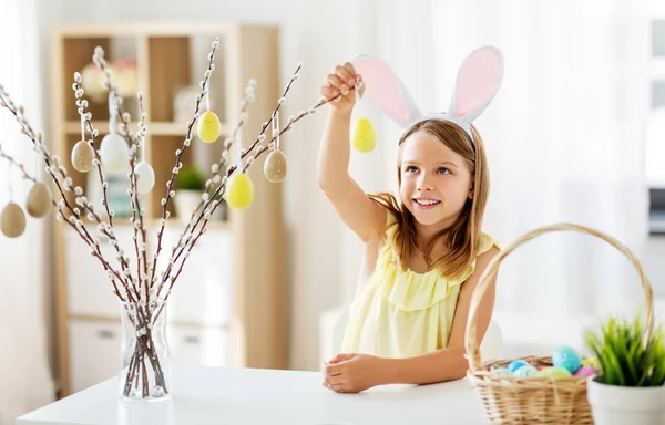 Ragazza decorazione salice da uova di Pasqua a casa — Foto Stock