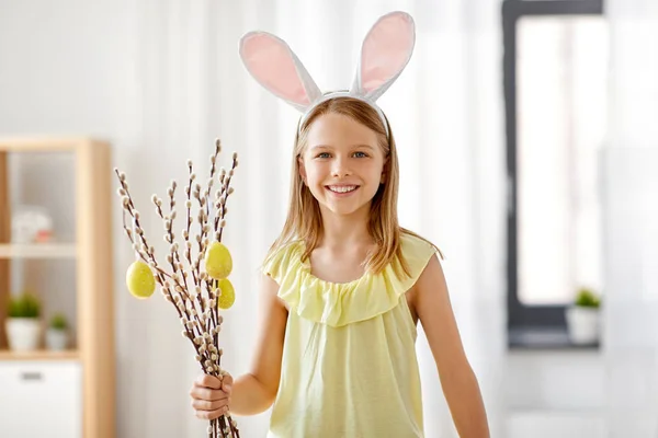 Menina com salgueiro decorado por ovos de Páscoa em casa — Fotografia de Stock