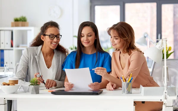 Geschäftsfrauen diskutieren im Büro über Papiere — Stockfoto