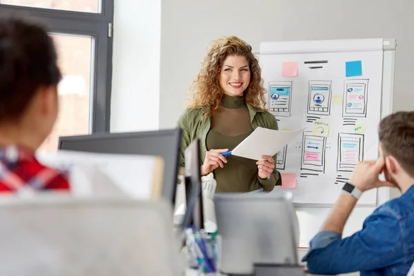 Donna creativa che mostra l'interfaccia utente in ufficio — Foto Stock