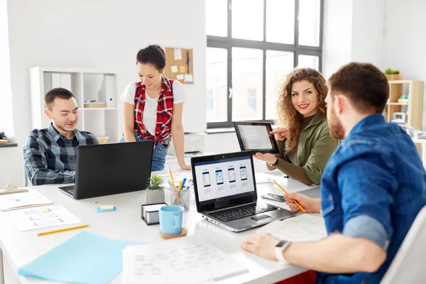 Equipo creativo que trabaja en la interfaz de usuario en la oficina — Foto de Stock