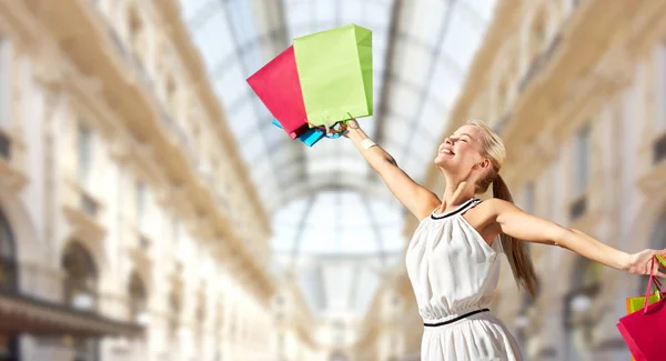 Ευτυχισμένη γυναίκα με τσάντες για ψώνια σε εμπορικό κέντρο — Φωτογραφία Αρχείου