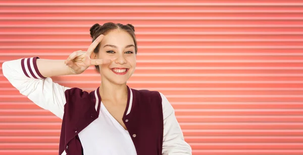 Gelukkig lachend vredesteken tienermeisje weergegeven: — Stockfoto