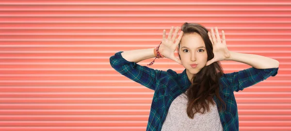 Menina adolescente feliz fazendo cara e se divertindo — Fotografia de Stock