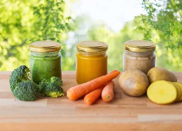 Vegetable puree or baby food in glass jars — Stock Photo, Image