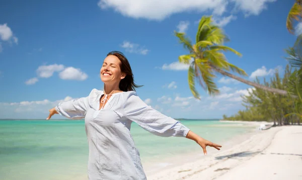 Lycklig kvinna över tropisk strand bakgrund — Stockfoto
