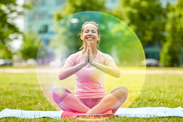 Happy woman meditating in summer park — Stock Photo, Image