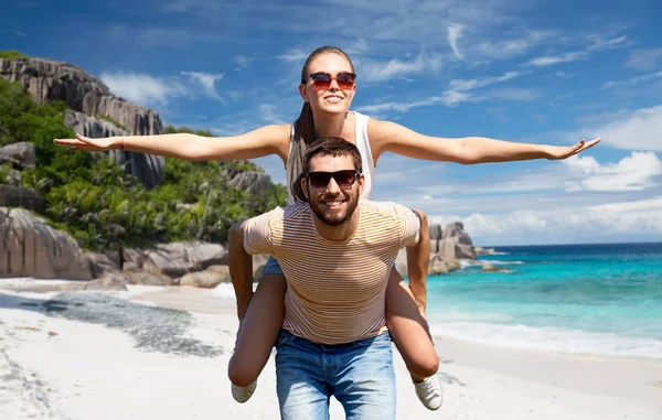 Glückliches Paar hat Spaß auf der Insel Seychellen — Stockfoto