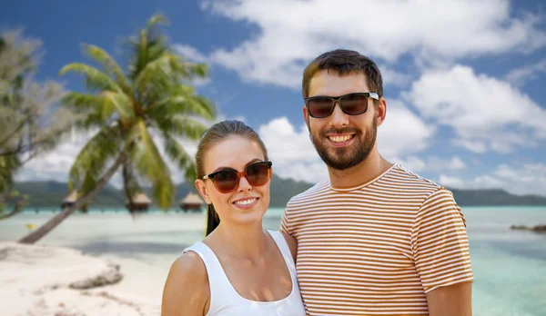 Gelukkige paar in zonnebril buiten in de zomer — Stockfoto