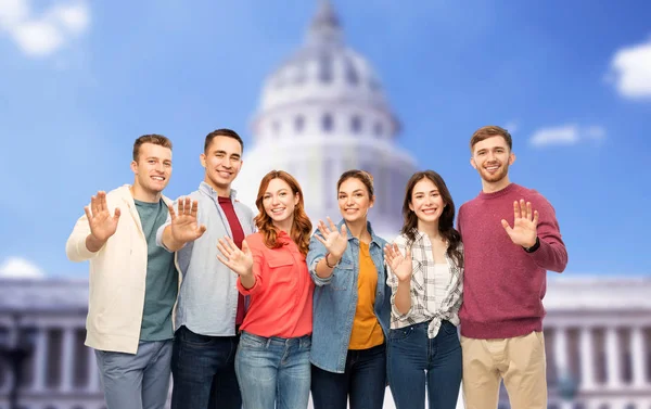 Gruppe lächelnder Freunde über Hauptstadtgebäude — Stockfoto