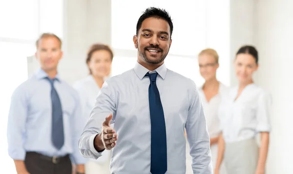 Indischer Geschäftsmann reicht Hand zum Händedruck — Stockfoto