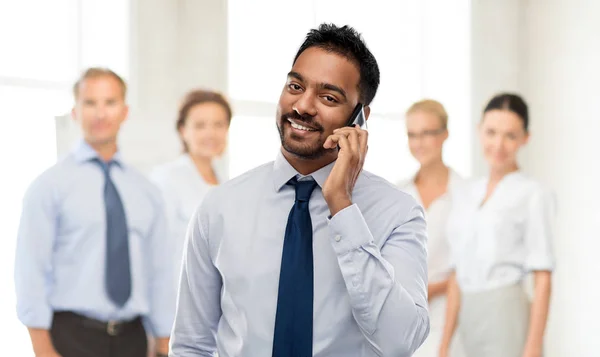 Homme d'affaires indien appelant sur smartphone au bureau — Photo