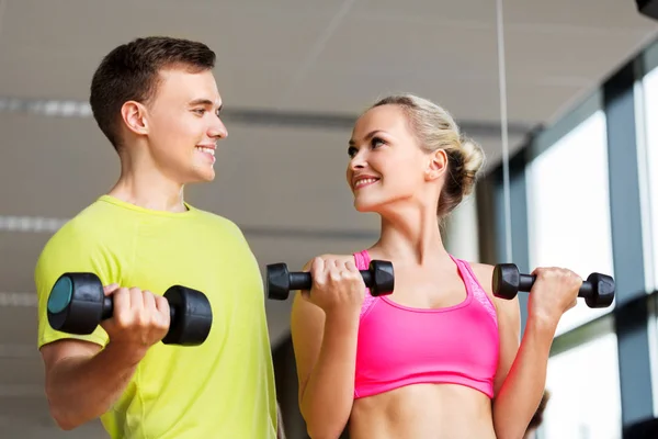Spor salonunda egzersiz dumbbells ile çift — Stok fotoğraf