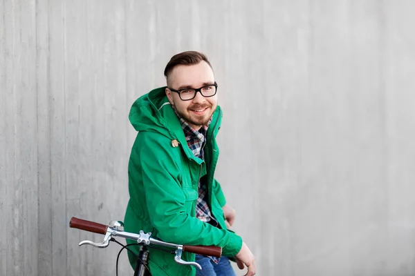 Szczęśliwy hipster młody człowiek z mocowanych na rower — Zdjęcie stockowe