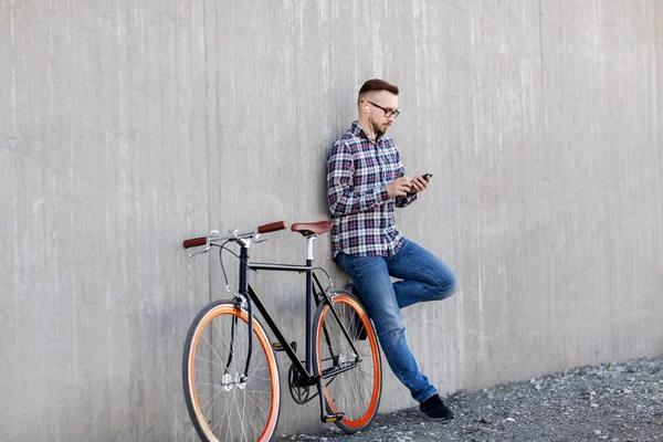 スマート フォンと自転車でイヤホンで流行に敏感な男 — ストック写真