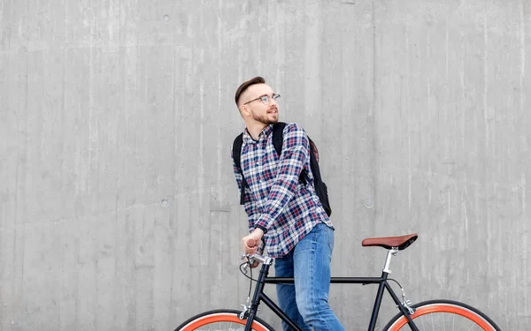 Bederní člověka s pevným Převodové kolo a batoh — Stock fotografie