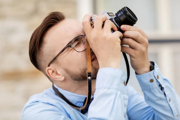 Photographer or hipster with film camera outdoors — Stock Photo, Image