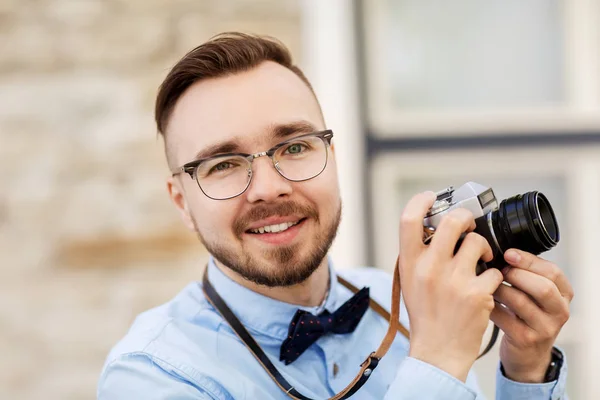 Fotograf lub hipster z kamerą na zewnątrz — Zdjęcie stockowe