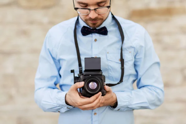 Fotograf lub hipster z kamerą na zewnątrz — Zdjęcie stockowe