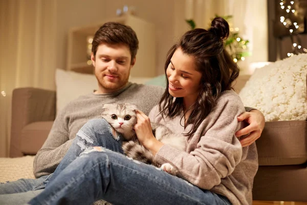 집에 고양이가 있는 행복 한 부부 — 스톡 사진