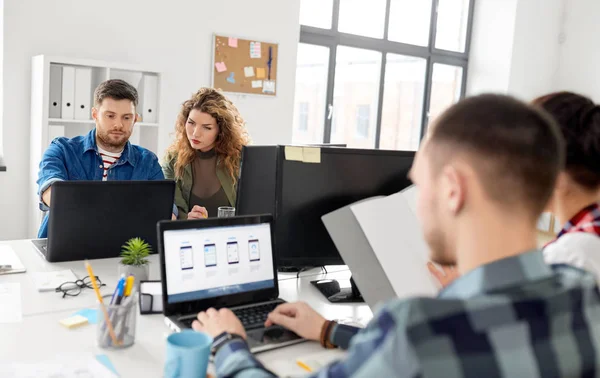 Equipo creativo que trabaja en la interfaz de usuario en la oficina — Foto de Stock