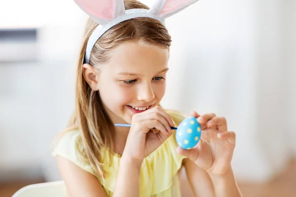 Felice ragazza colorare uova di Pasqua a casa — Foto Stock