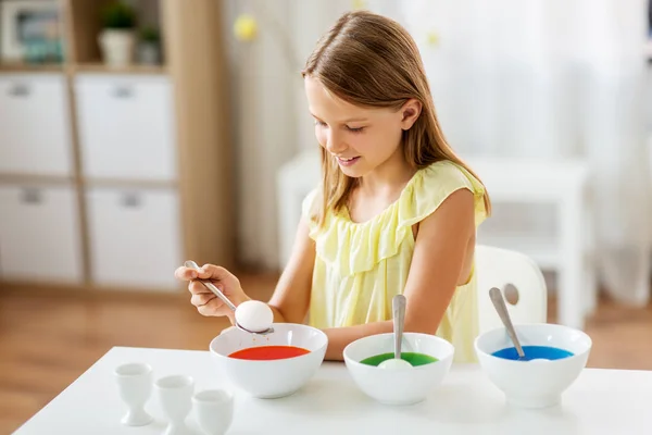 Páscoa Feriados Conceito Pessoas Menina Feliz Colorir Ovos Por Tintura — Fotografia de Stock