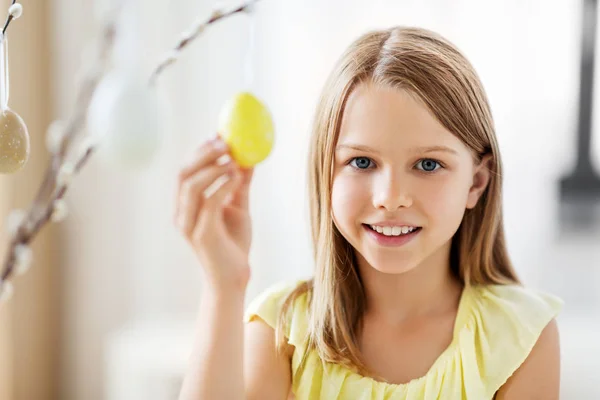 Menina decorando salgueiro por ovos de Páscoa em casa — Fotografia de Stock