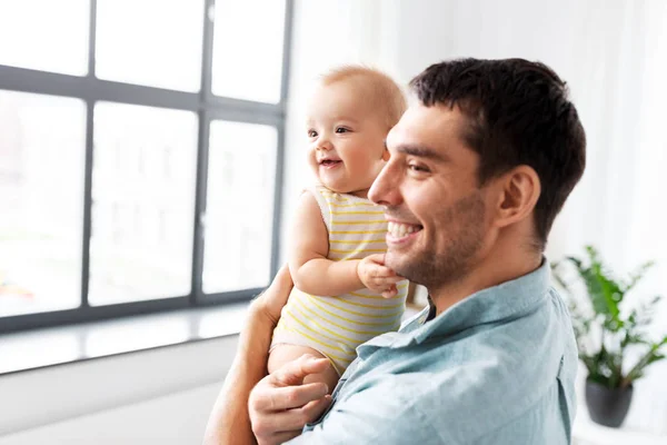 Vader met dochtertje van baby thuis — Stockfoto