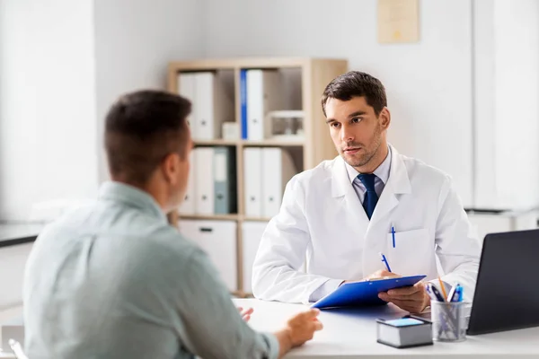 Médico com área de transferência e paciente do sexo masculino no hospital — Fotografia de Stock