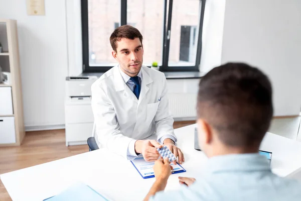 Médico que da medicamentos al paciente masculino en el hospital —  Fotos de Stock