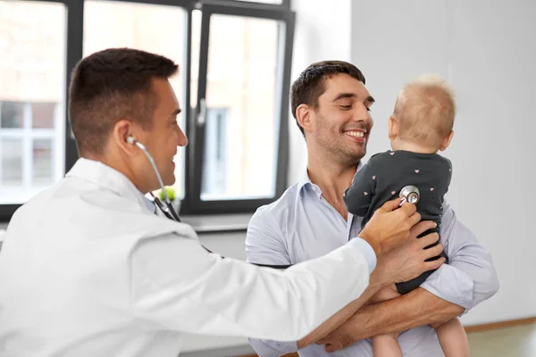 Vader met baby en arts bij kliniek — Stockfoto