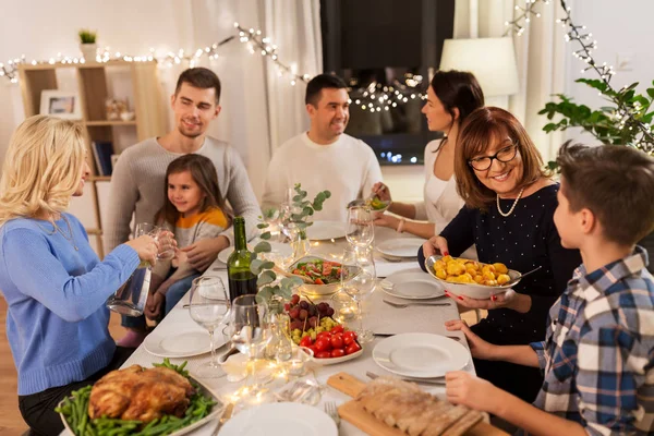 Familia feliz teniendo una cena en casa — Foto de Stock