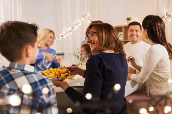 Familia feliz teniendo una cena en casa — Foto de Stock