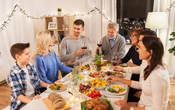 Família feliz jantando em casa — Fotografia de Stock