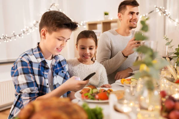 儿童与智能手机在家庭晚宴 — 图库照片