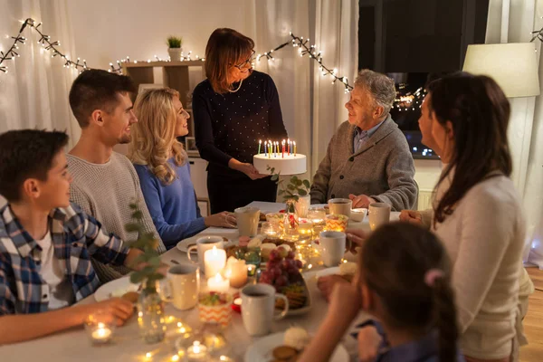 Famiglia felice avendo festa di compleanno a casa — Foto Stock