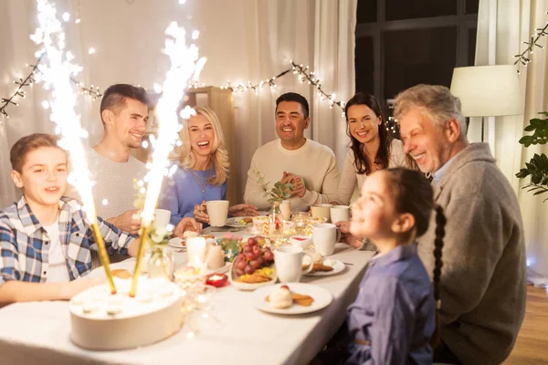 Szczęśliwa rodzina przy kolacji w domu — Zdjęcie stockowe