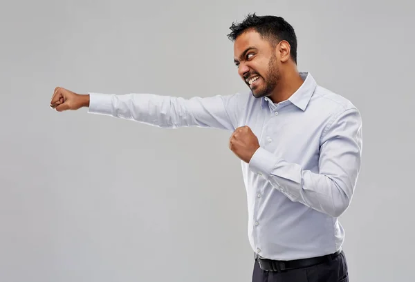 Vihainen intialainen liikemies taistelee harmaasta — kuvapankkivalokuva