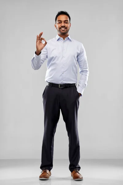 Glücklicher indischer Geschäftsmann im Hemd über grau — Stockfoto