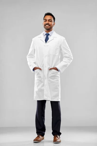 Un médecin ou un scientifique souriant en manteau blanc — Photo